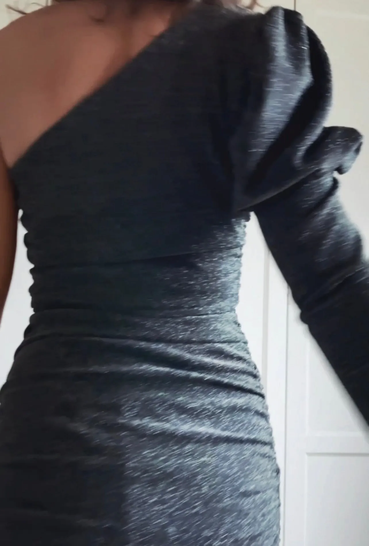 SHORT SLIM ONE SHOULDER GLITTER DRESS - GREY