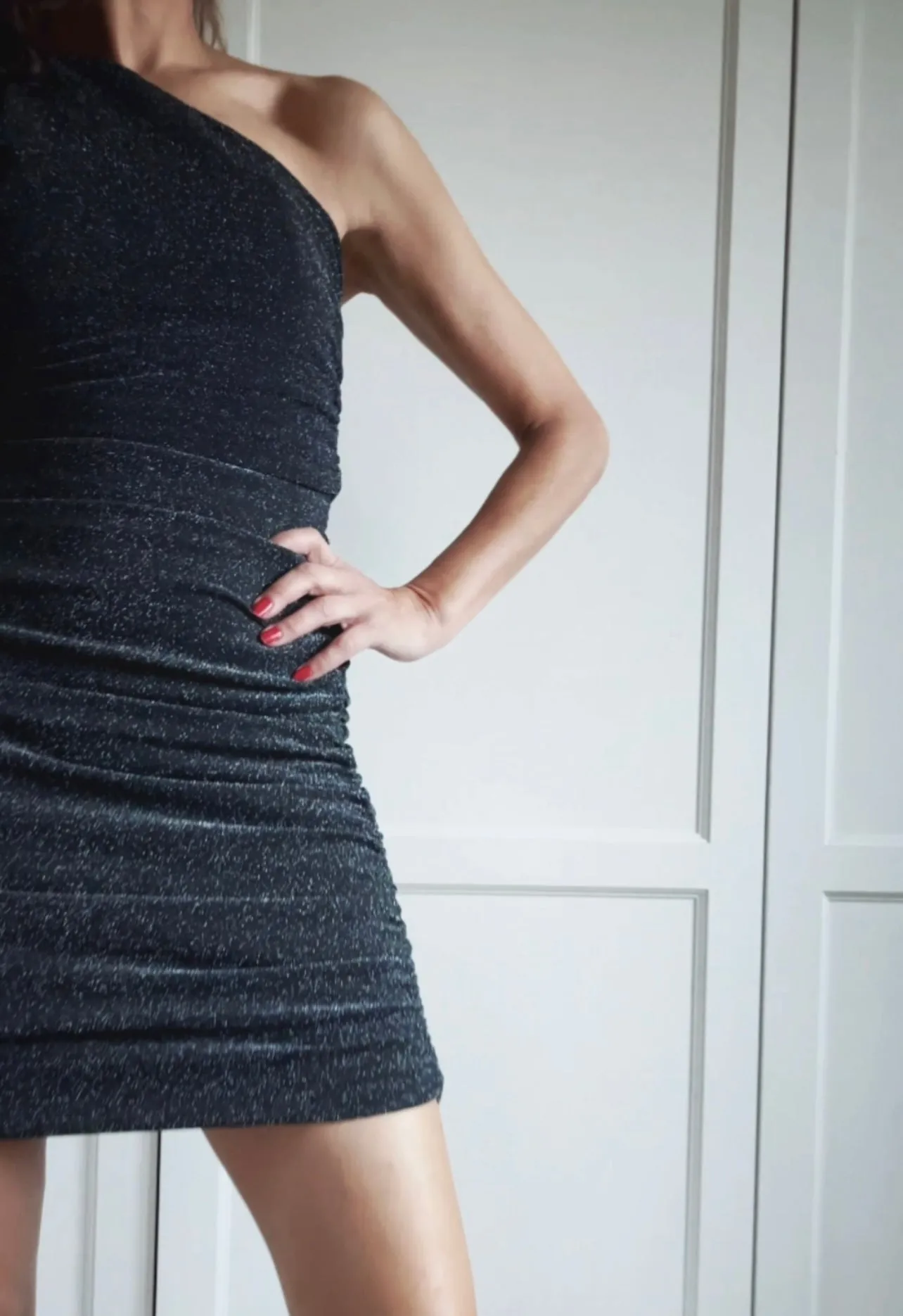 SHORT SLIM ONE SHOULDER GLITTER DRESS - GREY