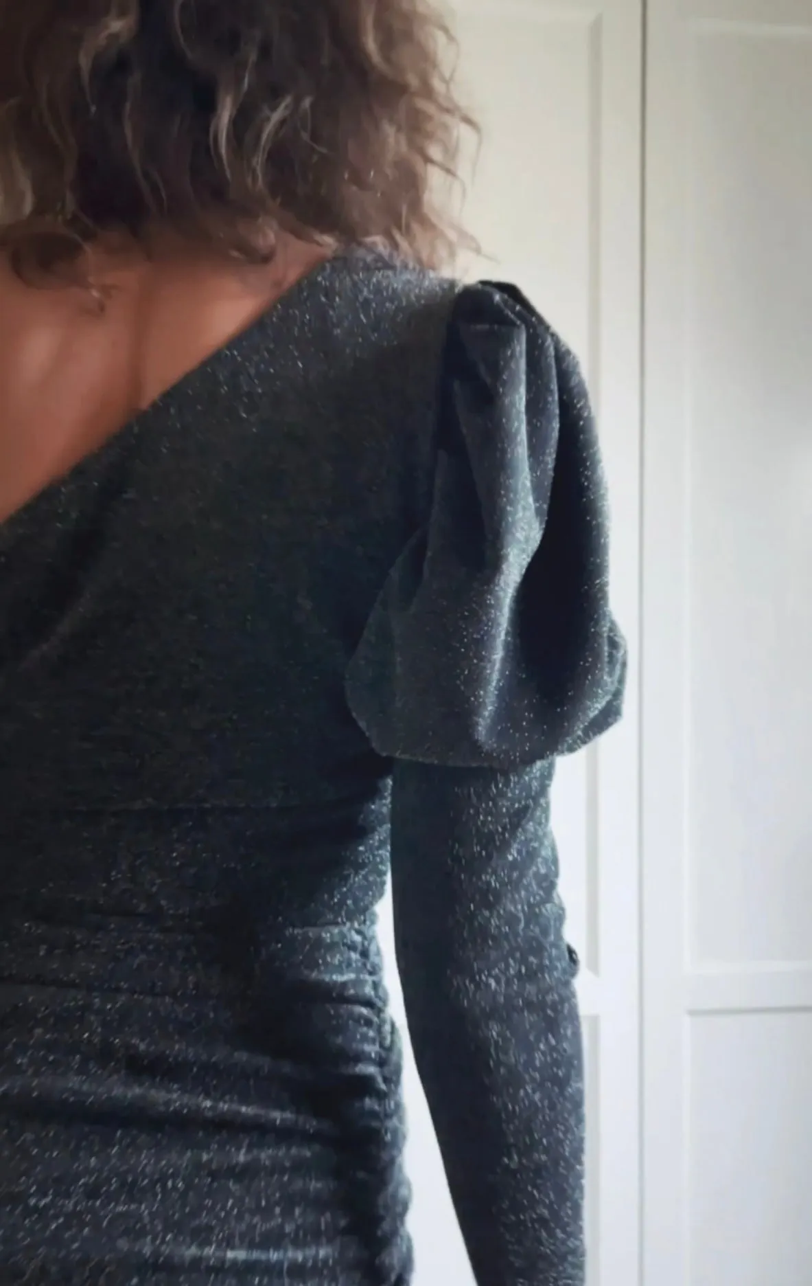 SHORT SLIM ONE SHOULDER GLITTER DRESS - GREY